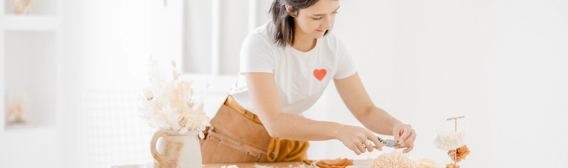 nourriture main vaisselle beige gris